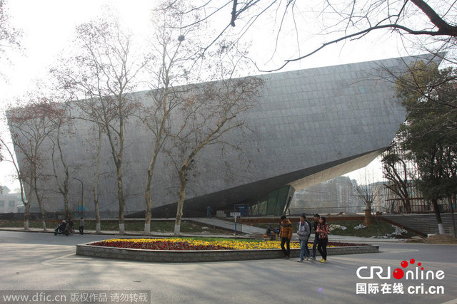武汉大学建起全国第一悬挑楼 大半楼体悬空