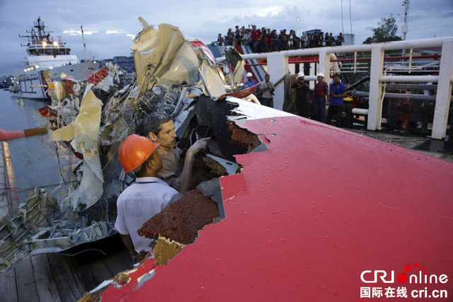 失事亞航客機黑匣子位置被發現 印尼12日派人打撈