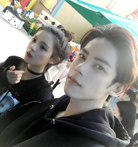 娱乐圈90后年轻小情侣 高颜值养眼的很