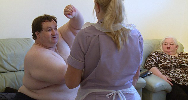 英国夫妻胖到无法工作 每月领2000英镑补助