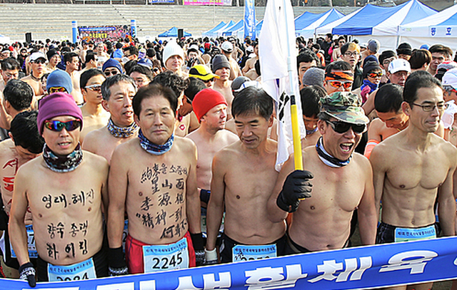 韓國大邱舉辦“裸體馬拉松” 700人寒冬光膀跑步