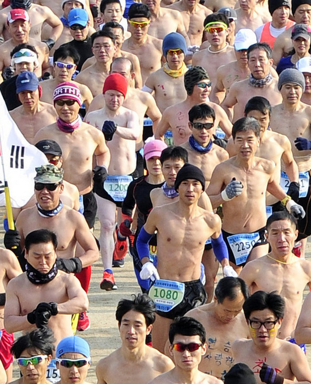 韓國大邱舉辦“裸體馬拉松” 700人寒冬光膀跑步