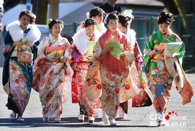 日本青年男女慶祝成人禮 喝酒祈福歡樂多