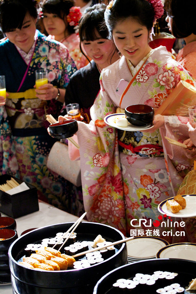 日本青年男女慶祝成人禮 喝酒祈福歡樂多