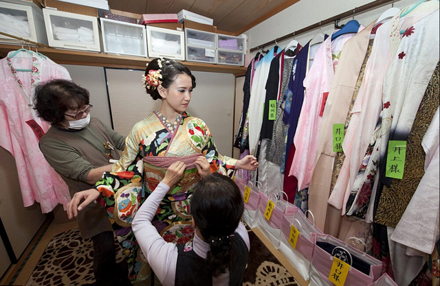 日本青年男女慶祝成人禮 喝酒祈福歡樂多