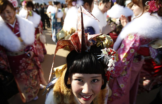 日本青年男女慶祝成人禮 喝酒祈福歡樂多