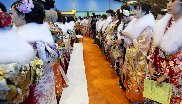 日本青年男女慶祝成人禮 喝酒祈福歡樂多