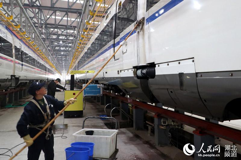 武漢動車段為動車“洗肺除塵”破除霧霾困擾