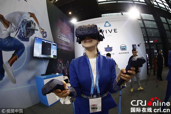 圖片默認標題_fororder_2018年11月7日，在浙江烏鎮舉行的第五屆世界互聯網大會“互聯網之光”博覽會會場內，參觀者體驗VR産品