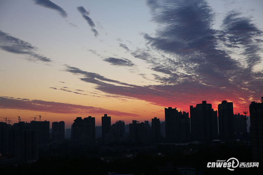 【焦点图 显示图在稿件最下方】大雨过后 西安早霞美爆了