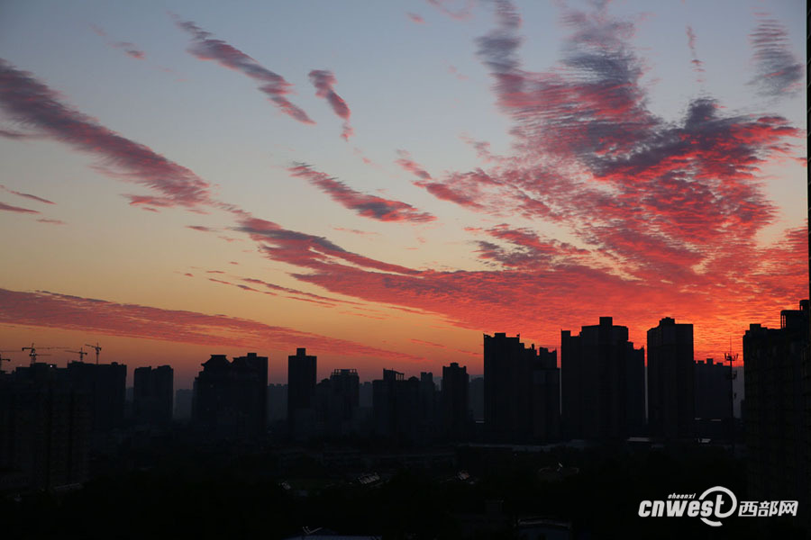 【焦点图 显示图在稿件最下方】大雨过后 西安早霞美爆了