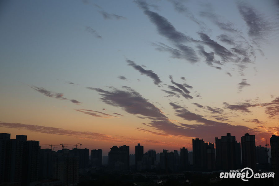 【焦点图 显示图在稿件最下方】大雨过后 西安早霞美爆了