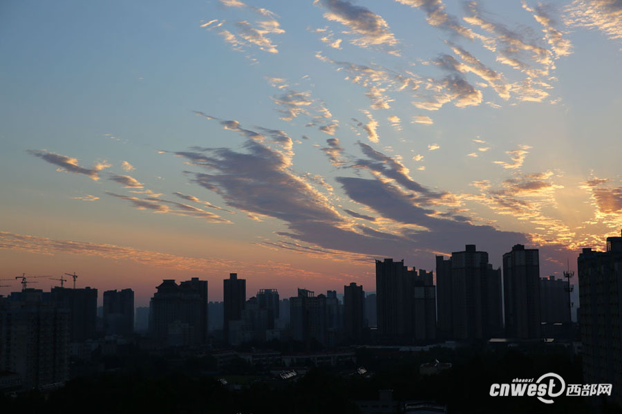 【焦点图 显示图在稿件最下方】大雨过后 西安早霞美爆了