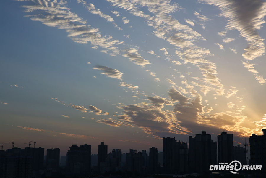 【焦点图 显示图在稿件最下方】大雨过后 西安早霞美爆了