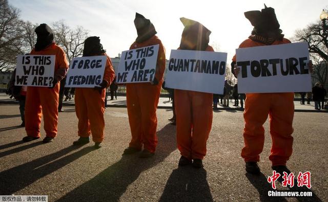美国民众白宫前穿囚衣抗议 要求关闭关塔那摩监狱