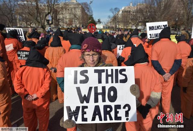 美国民众白宫前穿囚衣抗议 要求关闭关塔那摩监狱