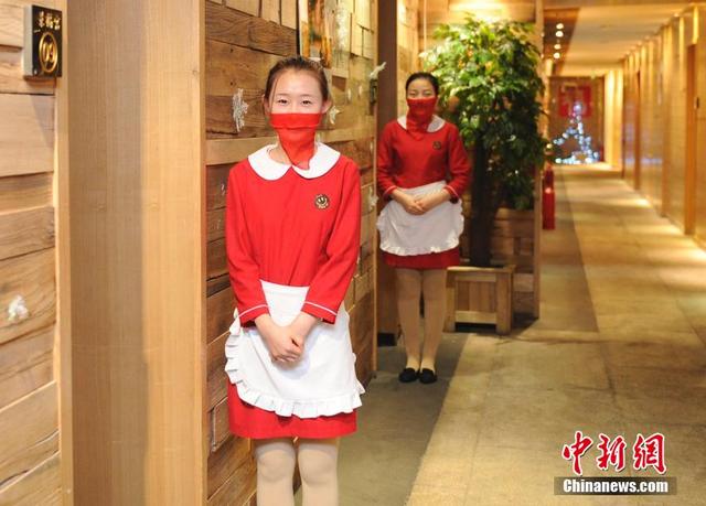 长春一饭店服务员“红纱遮面”服务顾客