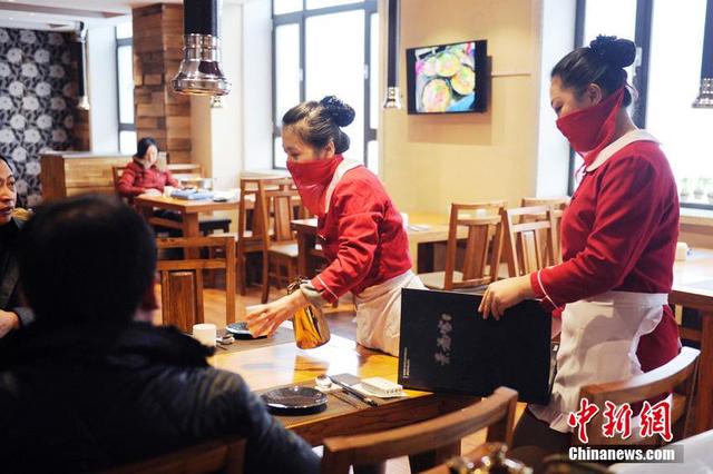 长春一饭店服务员“红纱遮面”服务顾客