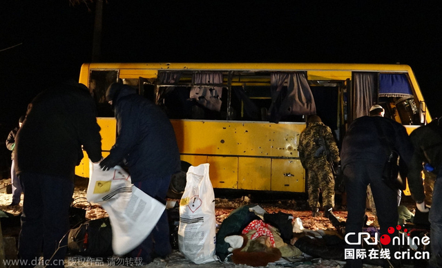 乌克兰一辆巴士遭火箭弹袭击致10死13伤