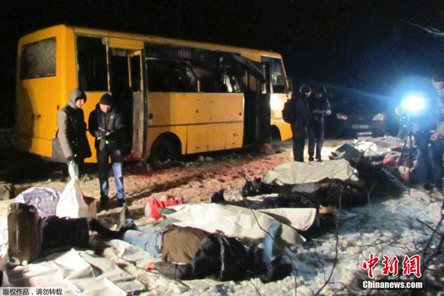 乌克兰一辆巴士遭火箭弹袭击致10死13伤