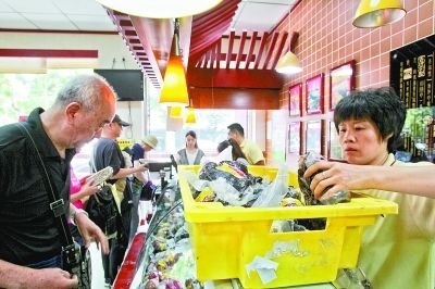 “貼秋膘”北京老字號兩個小時賣出830公斤醬肘子