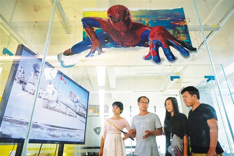 末尾有圖【財經】【即時快訊】創業孵化基地 助力創客創新 摘要:近日,位於海口市美蘭區濱江海岸互聯網+數字影視文漫眾創空間,年輕人們聚集在一起進行文化創意設計,在創業創新公共服務平臺上協同創新與開放共享。 末尾有圖【財經】【即時快訊】創業孵化基地 助力創客創新 摘要:近日,位於海口市美蘭區濱江海岸互聯網+數字影視文漫眾創空間,年輕人們聚集在一起進行文化創意設計,在創業創新公共服務平臺上協同創新與開放共享。