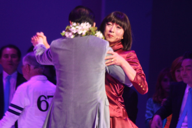日本前首相鳩山由紀夫女性扮相演出音樂劇