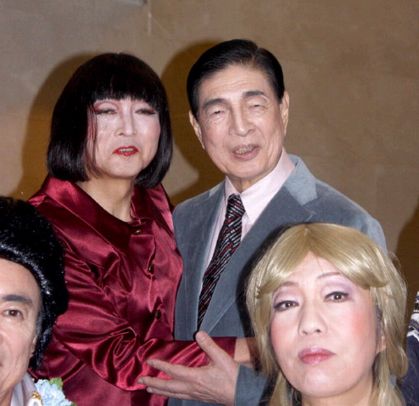日本前首相鳩山由紀夫女性扮相演出音樂劇