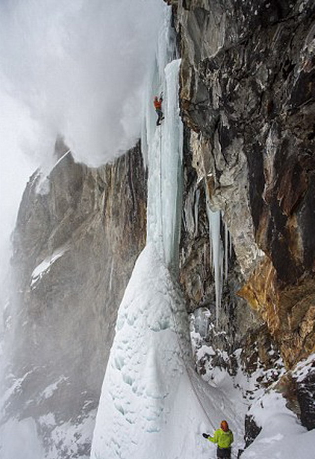 英國攀冰者突遭雪崩 全身被雪掩埋