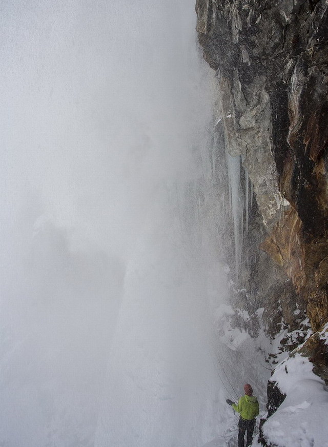 英國攀冰者突遭雪崩 全身被雪掩埋