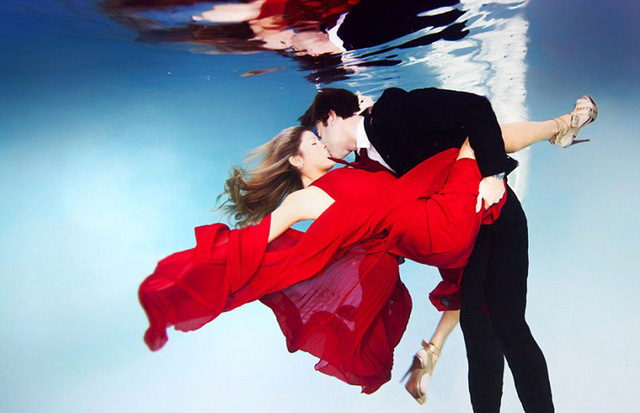 奥普里斯拍摄了许多经典的浪漫水下照片。