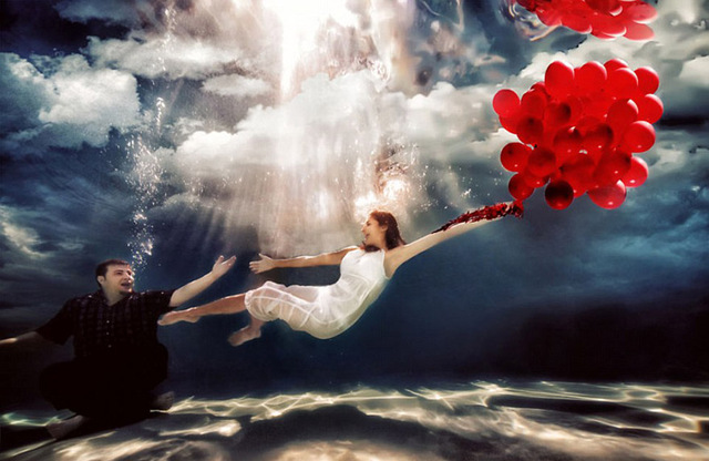 奥普里斯拍摄了许多经典的浪漫水下照片。