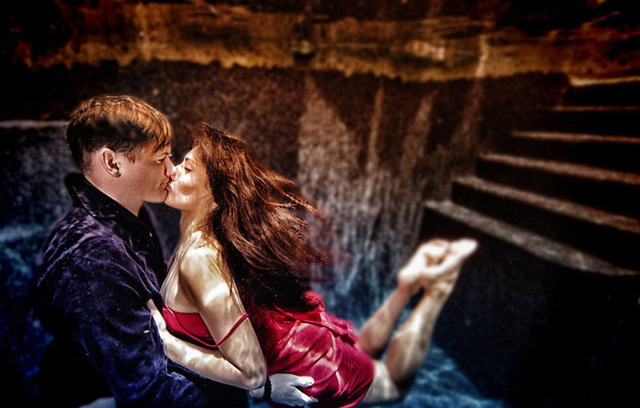 奥普里斯拍摄了许多经典的浪漫水下照片。