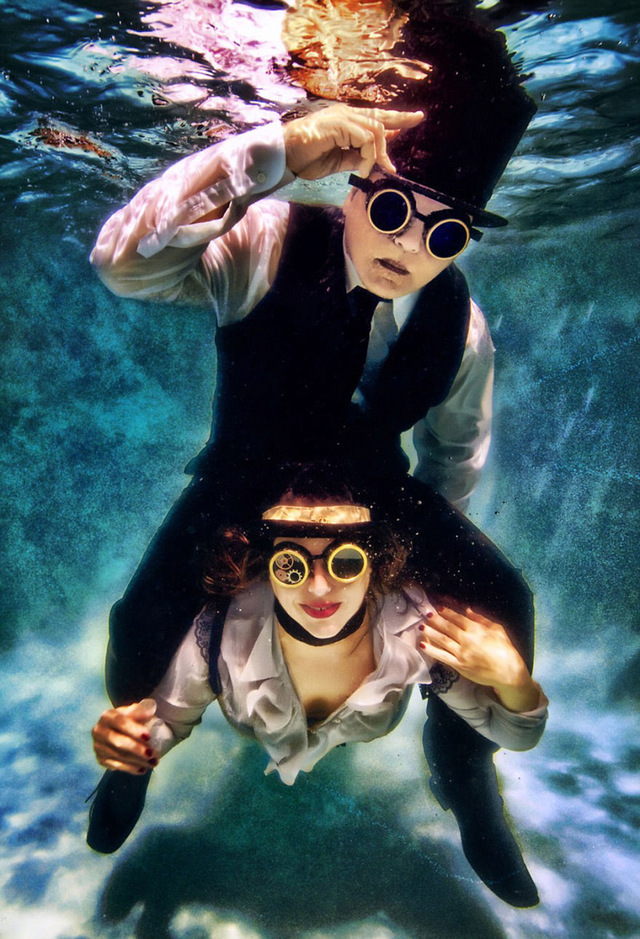 奥普里斯拍摄了许多经典的浪漫水下照片。