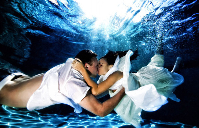 奥普里斯拍摄了许多经典的浪漫水下照片。