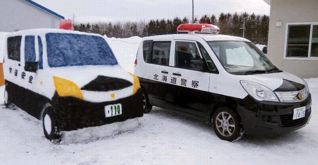 日本警察制作雪雕巡逻车 和真车一个样