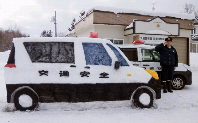 日本警察制作雪雕巡逻车 和真车一个样