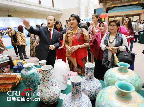 肖千大使,印尼陆军参谋长夫人海蒂女士,雅加达国际妇女俱乐部主席艾尔