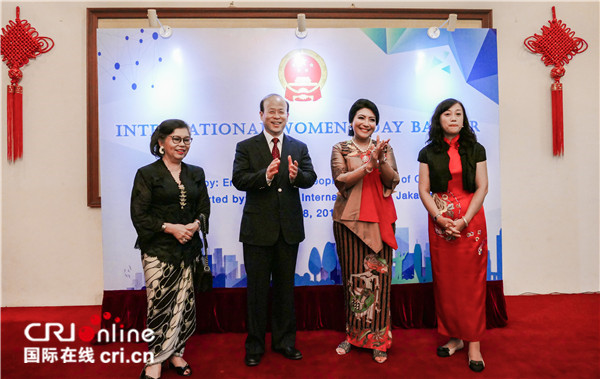 肖千大使,印尼陆军参谋长夫人海蒂女士,雅加达国际妇女俱乐部主席艾