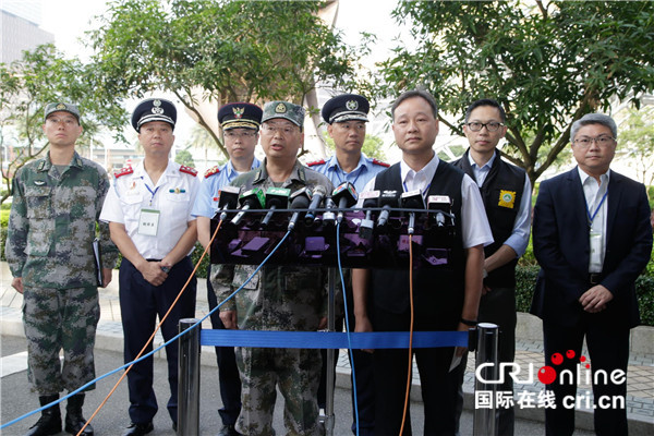 澳门警察总局马耀权局长及驻澳部队朱安平参谋长在演习前接受媒体采访