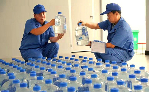 质检员对兴农泉水业有限公司生产产品进行检查 摄影 杨国栋