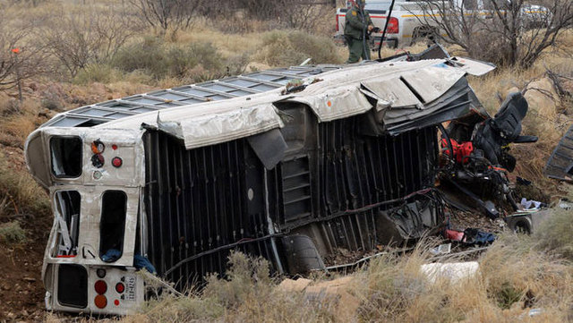 美國一囚車墜落立交橋與火車相撞致10死5傷