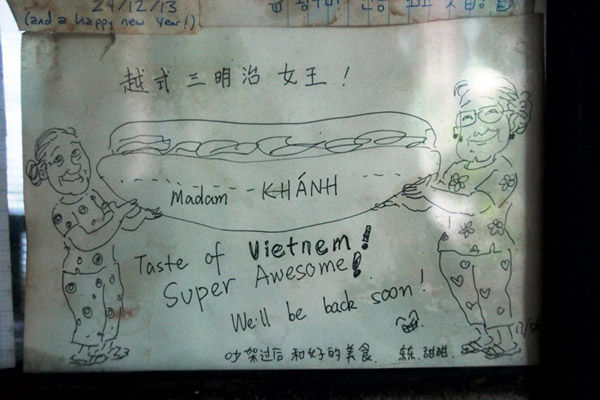 越南78岁老太卖三明治走红网络 获封“三明治女王”