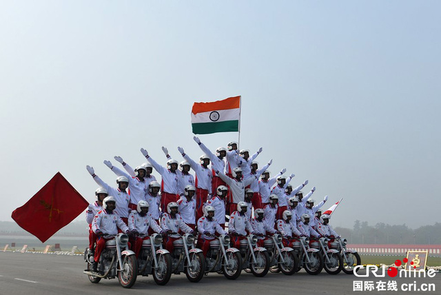 印度为共和国日阅兵式彩排 士兵展骑摩托叠罗汉