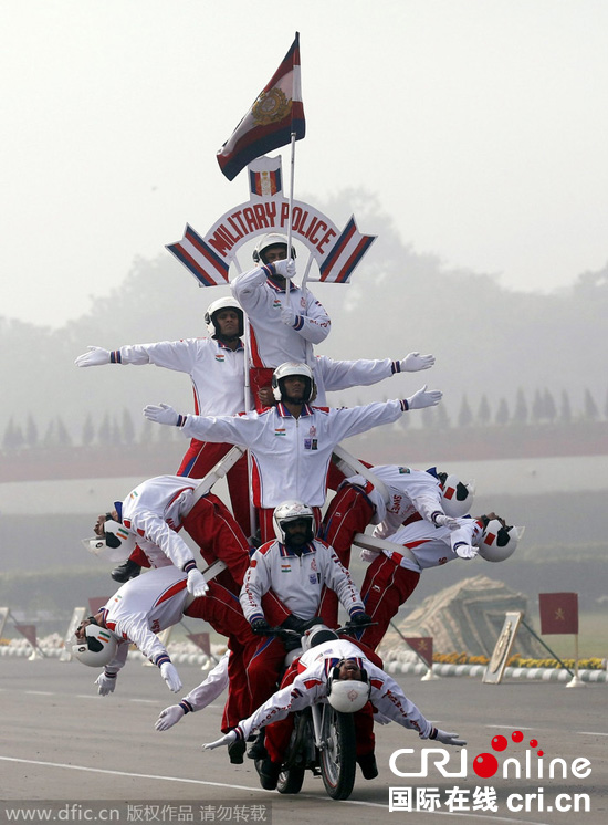印度为共和国日阅兵式彩排 士兵展骑摩托叠罗汉