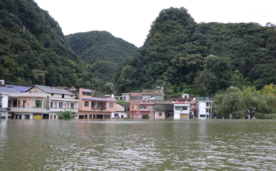 （有修改）貴州安順：連日降雨淹沒村莊 消防緊急營救