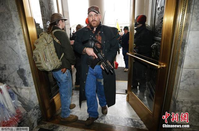 美持枪者“占领”州议会大厦 抗议枪支管理法