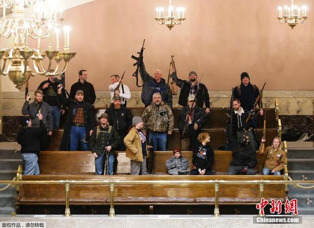 美持枪者“占领”州议会大厦 抗议枪支管理法
