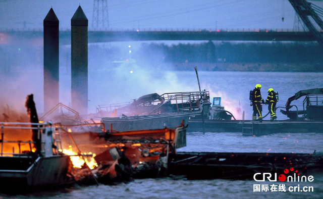 荷蘭一碼頭起火 數十艘豪華遊艇被毀