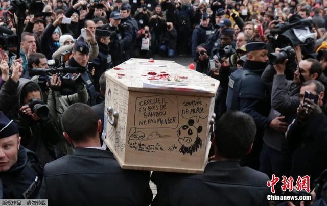 《查理周刊》遇难员工葬礼 同事在棺材上作画